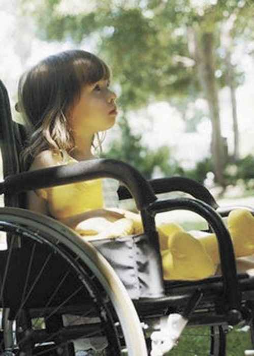 девочка  в  инвалидном  кресле